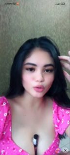 Belahan dada Miss Kylie