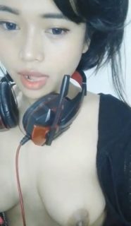 Restia show toket uting coklat