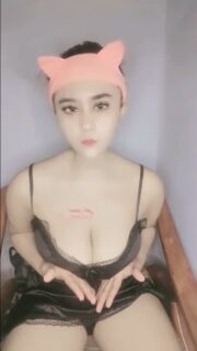 Miss Bulan colok memek pake satu jari