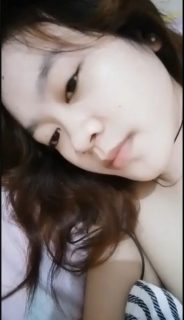 Kak Dhea rebahan bugil omek desah