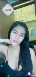 Dess Manis belahan dada menggoda