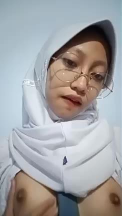 Ukhty Siswi SMA remas toket