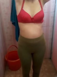 Intip Wanita Mandi Tetangga Rumah