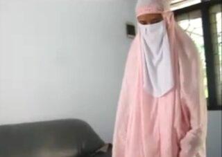 Entot Istri mukenah pink barbar abis