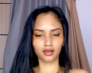 Ciara Jepit Botol pake Kedua Toketnya