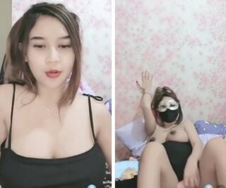 Tika Colmek Ngangkang