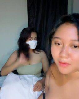 Duo Gadis Tobrut Saling Pamer Payudaranya